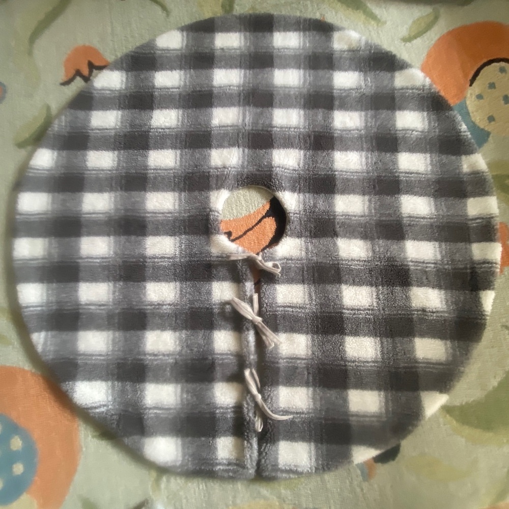 Aspen I Grey Plaid Christmas Tree Skirt